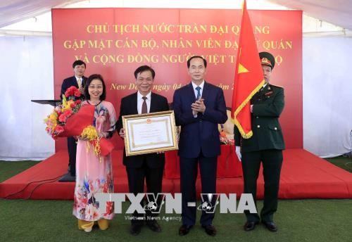 Chủ tịch nước Trần Đại Quang trao Huân chương Lao động hạng Nhì cho Đại sứ quán Việt Nam tại Ấn Độ. Ảnh: TTXVN
