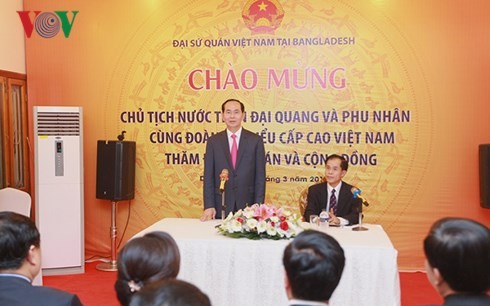 Chủ tịch nước Trần Đại Quang nói chuyện với cán bộ nhân viên Đại sứ quán Việt Nam tại Bangladesh. Ảnh: VOV