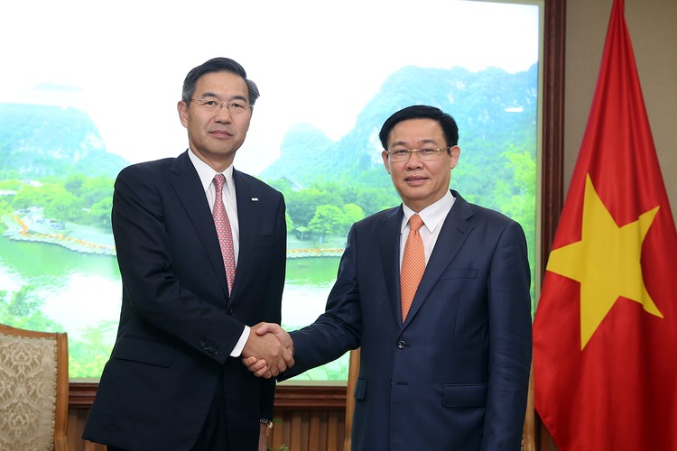 Phó Thủ tướng Vương Đình Huệ và Giám đốc điều hành cấp cao, Chủ tịch châu Á của SMBC Shosuke Mori - Ảnh: VGP