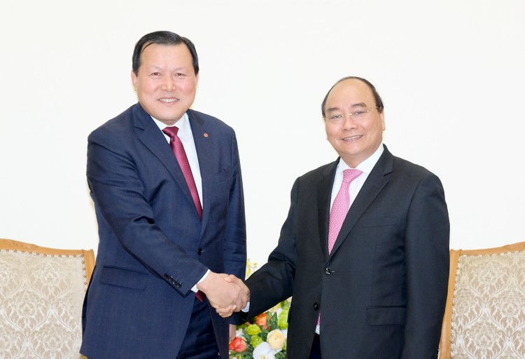 Thủ tướng Nguyễn Xuân Phúc tiếp ông Hwang Kag Gyu, Phó Chủ tịch Tập đoàn Lotte. Ảnh: VGP