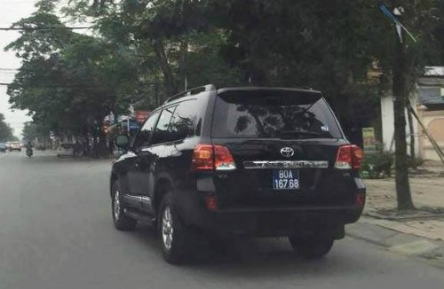 Một trong hai chiếc ôtô mà Nghệ An bán đấu giá.