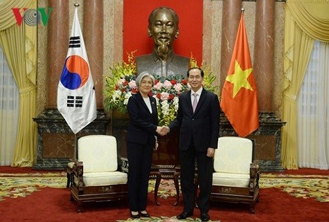 Chủ tịch nước Trần Đại Quang tiếp Bộ trưởng Ngoại giao Hàn Quốc Kang Kyung Wha - Ảnh: VOV