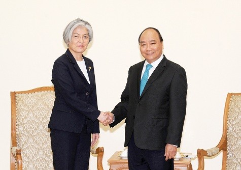 Thủ tướng Nguyễn Xuân Phúc tiếp Bộ trưởng Ngoại giao Hàn Quốc Kang Kyung Wha - Ảnh: VGP