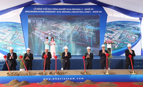 Phó Thủ tướng Vương Đình Huệ (người đứng giữa) cùng lãnh đạo tỉnh Nghệ An và Tập đoàn Hemaraj tại lễ động thổ dự án. Ảnh: VGP