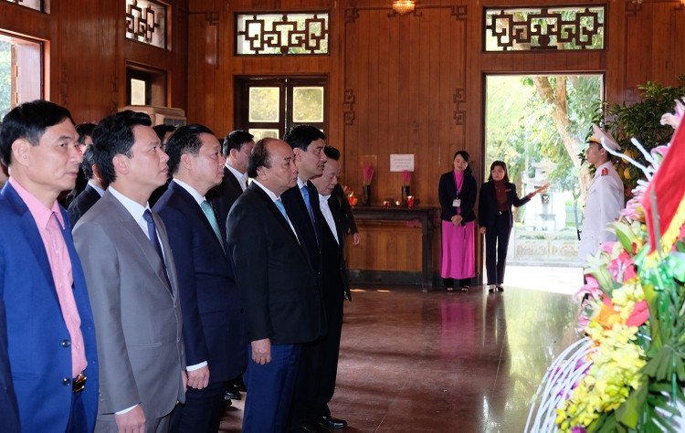 Thủ tướng và đoàn công tác Chính phủ dâng hương tưởng nhớ Chủ tịch Hồ Chí Minh tại Khu di tích quốc gia đặc biệt Kim Liên, huyện Nam Đàn. Ảnh: VGP