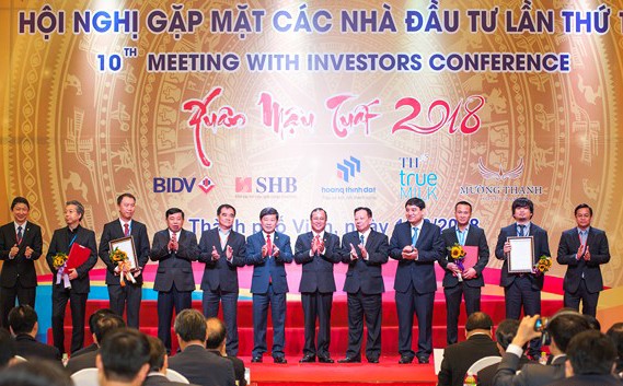 Tỉnh Nghệ An trao chứng nhận đầu tư cho các doanh nghiệp. Ảnh: VGP