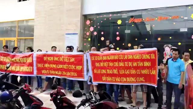 Người dân phản ứng trước việc bàn giao nhà chậm trễ của dự án Tân Bình Tower (quận Tân Bình, TPHCM) trong ngày 11/3.