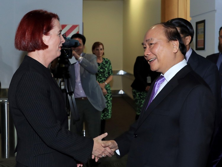 Tiến sĩ Deborah Russel, Nghị sĩ Quốc hội New Zealand đón Thủ tướng Nguyễn Xuân Phúc tại sân bay. Ảnh: VGP