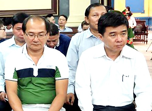 Cựu tổng giám đốc Trí (bên phải) bị đề nghị mức án cao nhất trong vụ án.