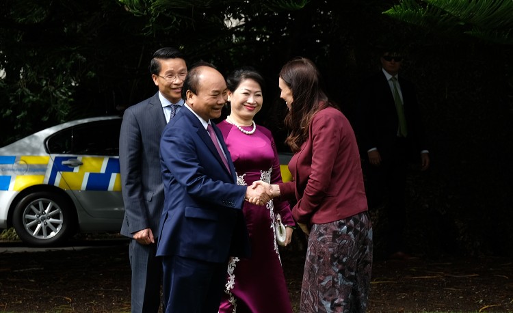 Thủ tướng New Zealand Jacinda Andern chào đón Thủ tướng Nguyễn Xuân Phúc và Phu nhân. Ảnh: VGP
