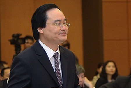 Bộ trưởng Phùng Xuân Nhạ thừa ủy quyền của Chính phủ trình bày tờ trình dự án luật Giáo dục đại học (sửa đổi) sáng 13/3. Ảnh: QH