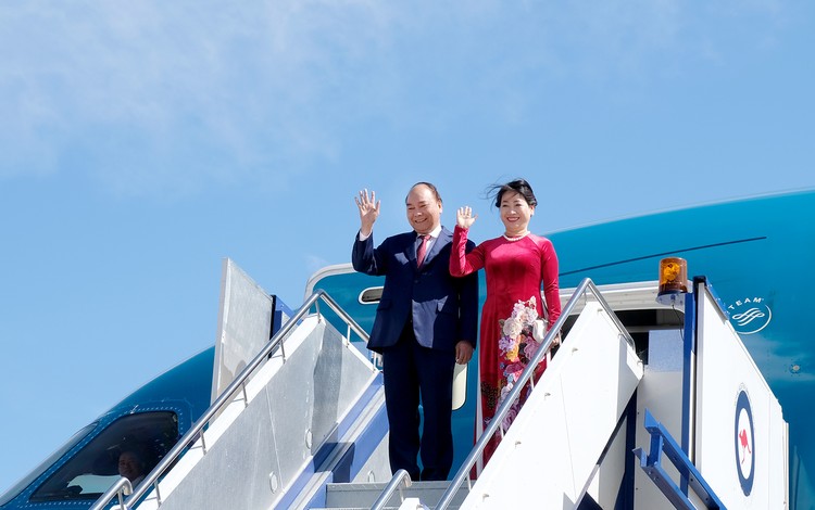 Thủ tướng Nguyễn Xuân Phúc cùng Phu nhân và Đoàn đại biểu Cấp cao Việt Nam đến sân bay quân sự Fairbairn, Thủ đô Canberra, Australia. Ảnh: VGP