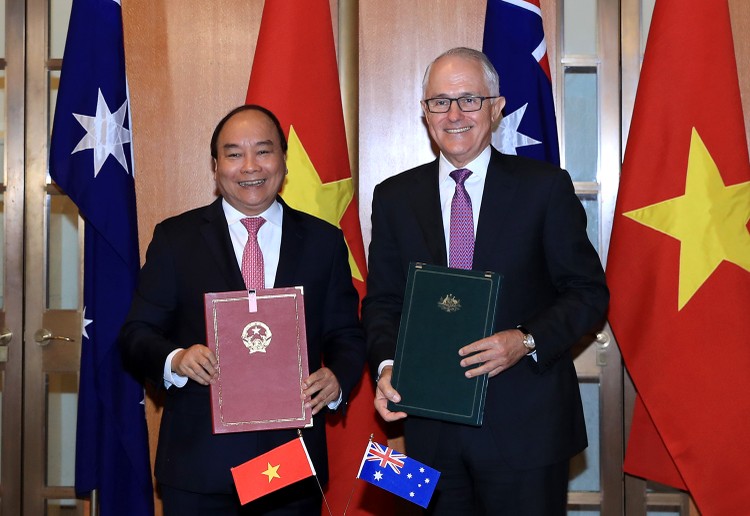 Thủ tướng Nguyễn Xuân Phúc và Thủ tướng Malcolm Turnbull ký Tuyên bố chung về thiết lập quan hệ Đối tác chiến lược giữa Chính phủ Việt Nam và Australia. Ảnh: VGP