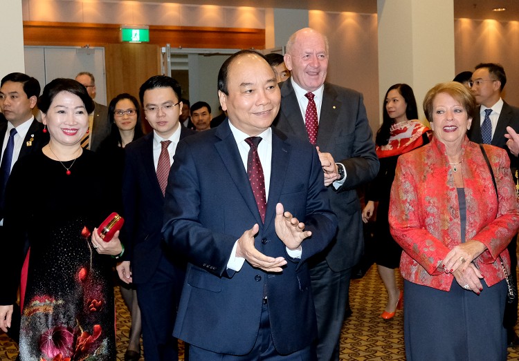 Thủ tướng Nguyễn Xuân Phúc và Phu nhân cùng Toàn quyền Australia Peter Cosgrove và Phu nhân dự tiệc tiếp tân kỷ niệm 45 năm Ngày thiết lập quan hệ Australia-Việt Nam. Ảnh: VGP