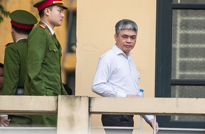 Ông Nguyễn Xuân Sơn được dẫn giải tới tòa