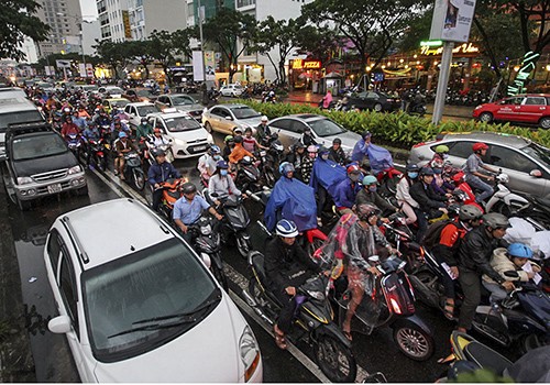 Giao thông trên đại lộ Nguyễn Văn Linh thường ùn tắc vào giờ cao điểm.