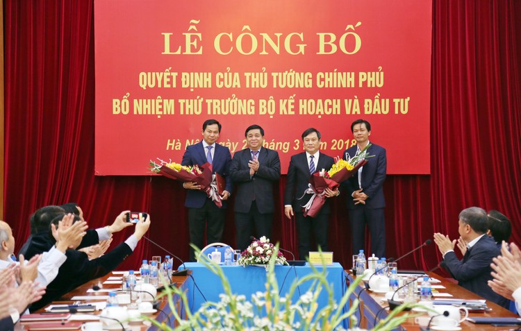 Bộ trưởng Bộ KH&ĐT Nguyễn Chí Dũng tặng hoa chúc mừng hai Thứ trưởng Vũ Đại Thắng và Lê Quang Mạnh. Ảnh: Lê Tiên