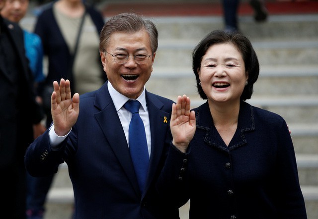 Tổng thống Hàn Quốc Moon Jae In và Đệ nhất phu nhân Kim Jung Sook (Ảnh: Reuters)