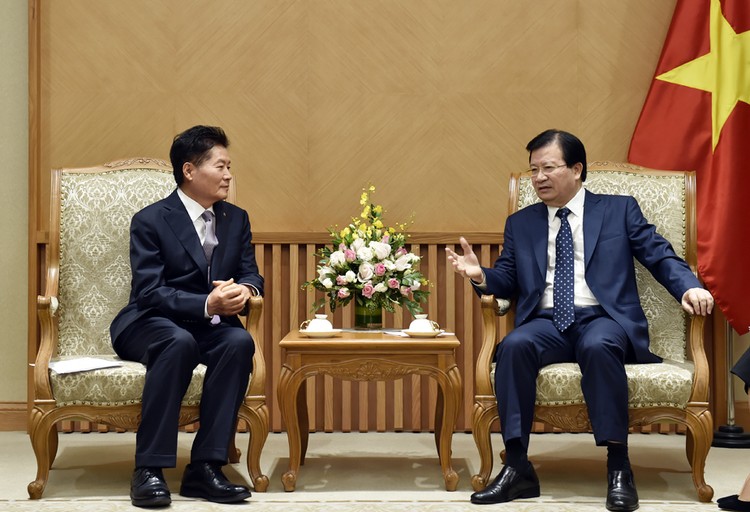 Phó Thủ tướng Trịnh Đình Dũng và Chủ tịch Liên đoàn quốc gia Hợp tác xã nông nghiệp Hàn Quốc Kim Byeong - Ảnh: VGP