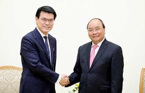 Thủ tướng tiếp ông Khâu Đằng Hoa, Cục trưởng Phát triển Thương mại và Kinh tế Hong Kong (Trung Quốc) - Ảnh: VGP