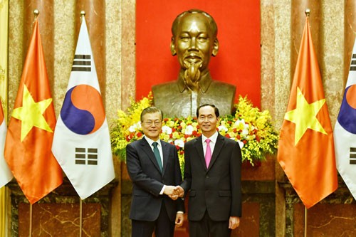 Chủ tịch nước Trần Đại Quang, phải, bắt tay Tổng thống Hàn Quốc Moon Jae-in tại Phủ Chủ tịch. 