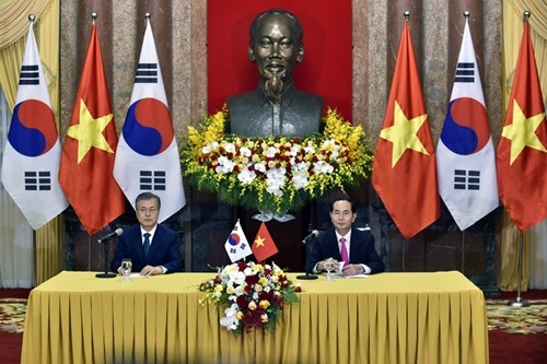 Tổng thống Hàn Quốc - Moon Jae-in và Chủ tịch nước  Trần Đại Quang trong một buổi họp báo. Ảnh: VGP