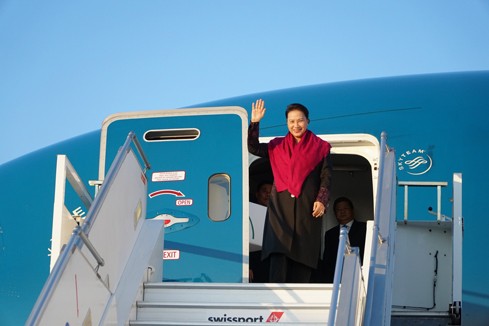 Chủ tịch Quốc hội Nguyễn Thị Kim Ngân đến sân bay Geneva, bắt đầu chuyến tham dự Đại hội đồng IPU - 132. Ảnh ĐBND