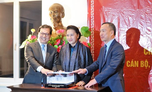 Chủ tịch Quốc hội Nguyễn Thị Kim Ngân trao tặng mô hình Nhà Quốc hội cho Đại sứ, Trưởng Phái đoàn Việt Nam tại Geneva và Đại sứ Việt Nam tại Thụy Sĩ. Ảnh: ĐBND
