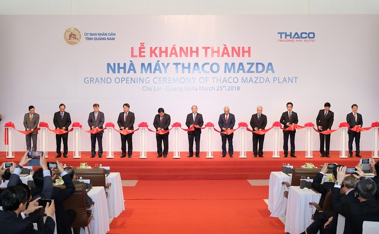 Thủ tướng và các đại biểu cắt băng khánh thành Nhà máy sản xuất ô tô Thaco Mazda. Ảnh: VGP