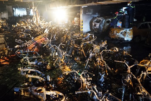 Hoả hoạn nghiêm trọng nhất trong hơn chục năm tại TP HCM khiến 13 người chết, 13 ôtô và 150 xe máy cháy rụi.