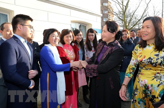 Cán bộ, nhân viên Đại sứ quán và bà con Việt kiều đón Chủ tịch Quốc hội Nguyễn Thị Kim Ngân. Ảnh: TTXVN