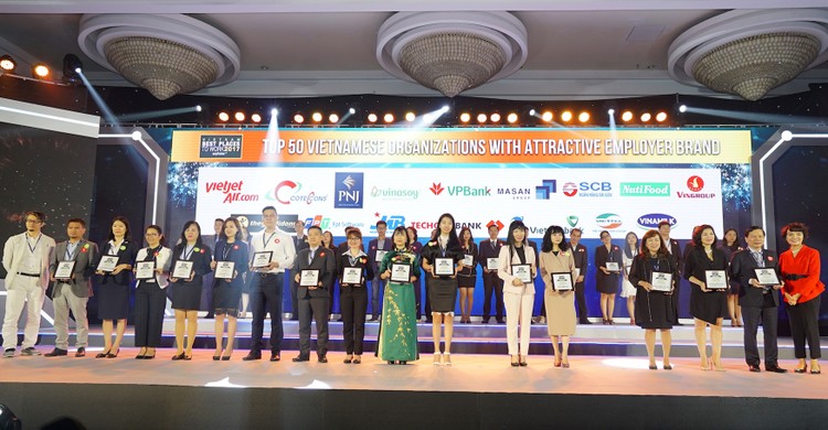 Quang cảnh buổi lễ tôn vinh “Top 100 Nơi Làm Việc Tốt Nhất Việt Nam 2017” tại Tp.HCM
