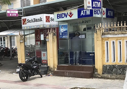 Khu vực cây ATM bị hai người Trung Quốc đặt camera đánh cắp mật khẩu. Ảnh: N.T.
