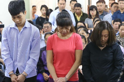 Ba bị cáo Tuấn, Thì, Linh (từ trái qua) khi nghe tòa tuyên án.
