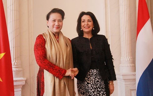 Chủ tịch Hạ viện Vương quốc Hà Lan Khadija Arib chủ trì lễ đón Chủ tịch Quốc hội Nguyễn Thị Kim Ngân. Ảnh: VOV