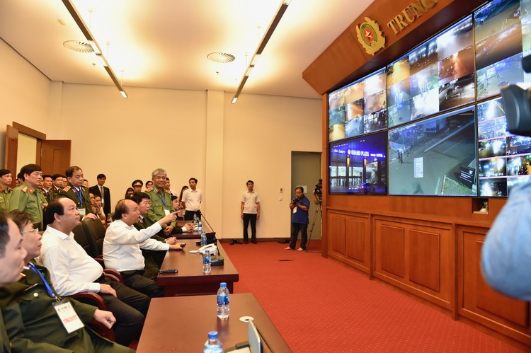 Thủ tướng Nguyễn Xuân Phúc cùng các thành viên Ban Tổ chức đã rà soát, kiểm tra kịch bản của từng phiên họp, kế hoạch di chuyển các đội hình xe... Ảnh: VGP