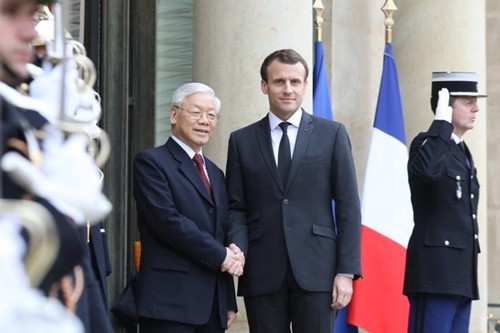 Tổng bí thư Nguyễn Phú Trọng bắt tay Tổng thống Pháp Emmanuel Macron. Ảnh: AFP.