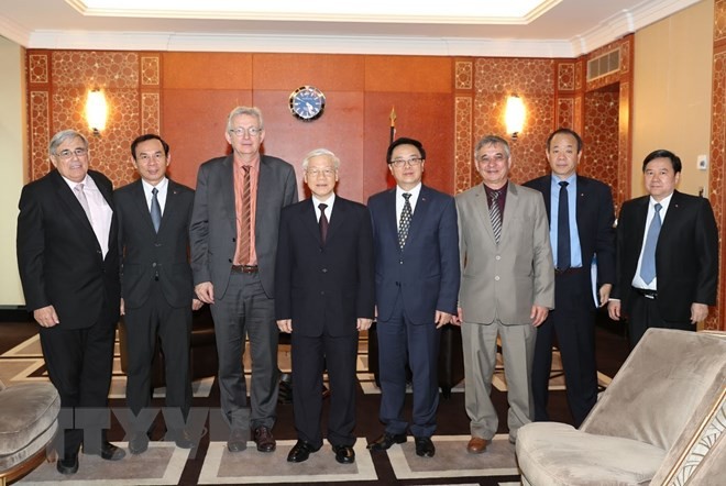 Tổng Bí thư Nguyễn Phú Trọng và Đoàn đại biểu Đảng Cộng sản Pháp do Bí thư toàn quốc của Đảng Pierre Laurent (thứ 3 từ trái sang) dẫn đầu. Ảnh: TTXVN
