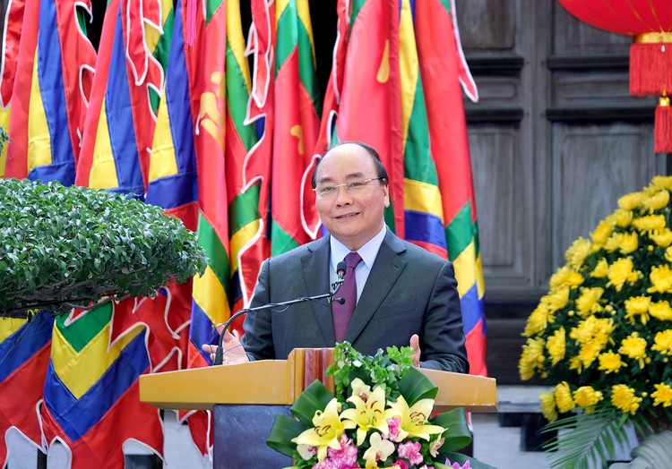Thủ tướng Nguyễn Xuân Phúc phát biểu trong chuyến thăm Làng gốm Bát Tràng. Ảnh:VGP