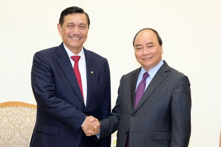 Thủ tướng Nguyễn Xuân Phúc và Bộ trưởng Điều phối biển Indonesia Luhut Binsar Pandjaitan. Ảnh: VGP
