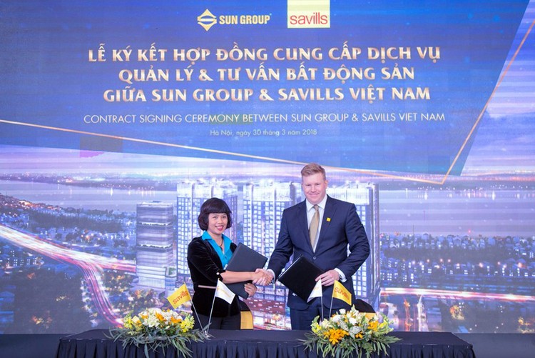 Đại diện chủ đầu tư - bà Nguyễn Thị Thu Hiền và đại diện Savills Việt Nam - ông Matthew Powell thực hiện nghi lễ ký kết hợp tác.