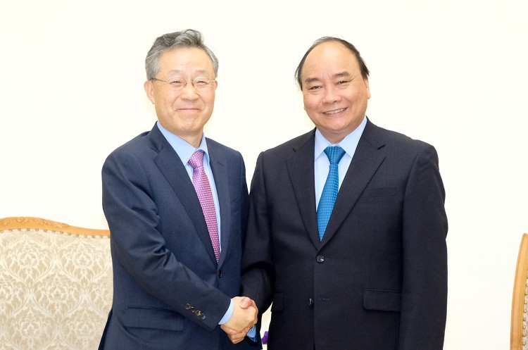 Thủ tướng Nguyễn Xuân Phúc tiếp cựu Bộ trưởng điều phối chính sách Hàn Quốc. Ảnh: VGP