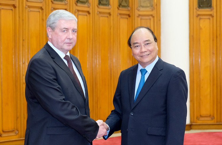 Thủ tướng Nguyễn Xuân Phúc tiếp Phó Thủ tướng Belarus Vladimir Semashko. Ảnh: VGP