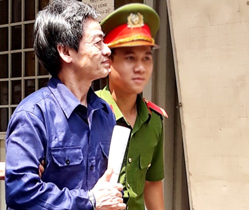 Bị cáo Phong vẻ mệt mỏi khi ra tòa. 