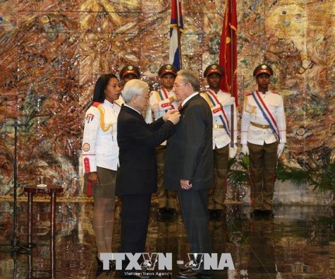 Tổng Bí thư Nguyễn Phú Trọng trao Huân chương Sao vàng tặng đồng chí Raul Castro Ruz - Ảnh: TTXVN
