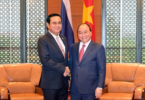 Thủ tướng Nguyễn Xuân Phúc gặp Thủ tướng Thái Lan Prayuth Chan-ocha. Ảnh: VGP