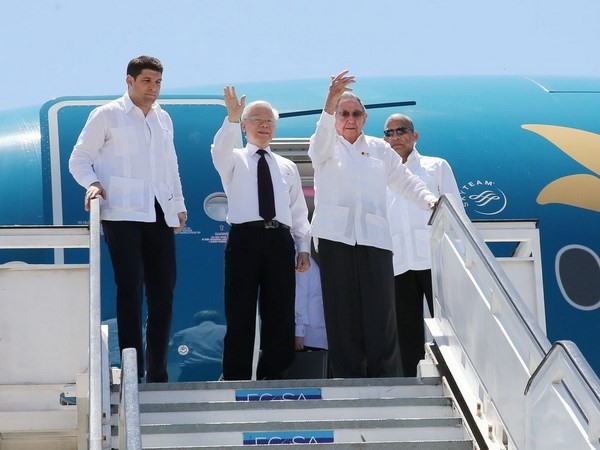 Tổng Bí thư Nguyễn Phú Trọng và Chủ tịch Cuba Raul Castro Ruz đến sân bay quốc tế Antonio Maceo, thành phố Santiago de Cuba. Ảnh: TTXVN