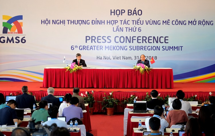 Thủ tướng Chính phủ Nguyễn Xuân Phúc cùng Chủ tịch ADB họp báo thông báo kết quả Hội nghị Thượng đỉnh GMS 6. - Ảnh: VGP