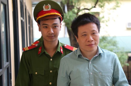 Cựu chủ tịch Oceanbank Hà Văn Thắm (phải) ở phiên tòa sơ thẩm.