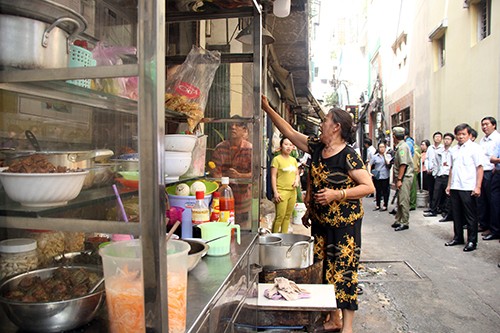 Nhiều căn nhà bày bán đồ ăn tại các lối thoát hiểm của chợ.